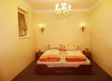 Kleines Zimmer mit Doppelbett