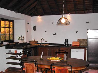 Essbereich mit modern ausgestatteter Kche