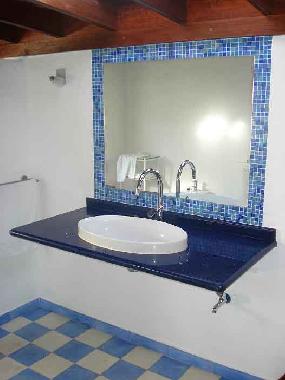 Wunderbares Bad mit viel Licht und ansprechendem Design