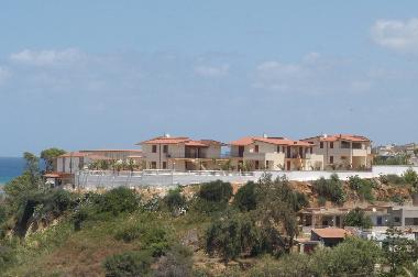 Wie eine Burg thront die Ferienwohnanlage �ber der Bucht