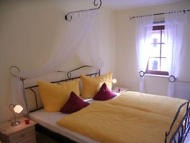 Schlafzimmer mit Doppel- und Einzelbett