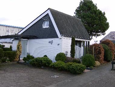 die Parkpl�tze und das Haus, seitlich die eine Terasse