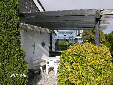 Die �berdachte Terasse hinter dem Haus