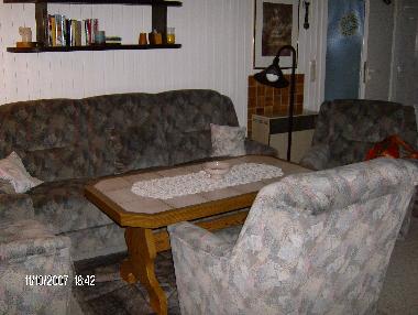 Wohnraum mit Sofa, 3 Sessel und Tisch