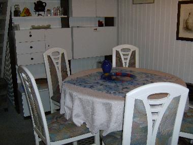 Der Esstisch ist zum Oval ausziehbar und f�r 6 Personen geeignet