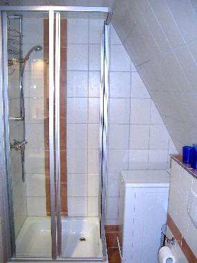 Badezimmer mit Dusche und Waschmaschine
