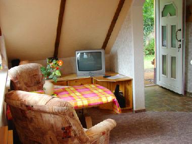 Wohnzimmer mit Blick in den Terrassengarten 