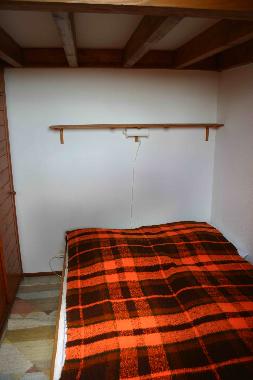 Schlafzimmer mit gr. Schrank