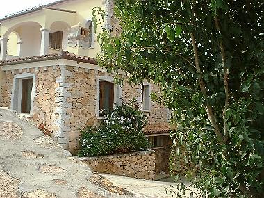 gesamtes Haus vom Garten