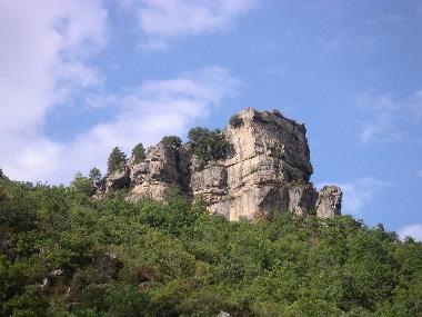Den Cantagal-Felsen im Tal k�nnen Sie sich erwandern ohne vorher  ins Auto steigen zu m�ssen 
