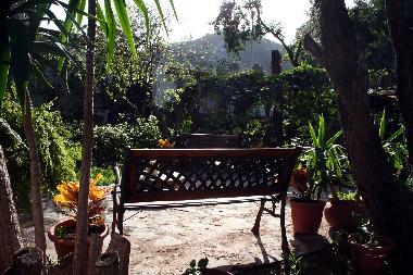 Unser Garten bietet einen erstaunlichen Blick auf die Berge