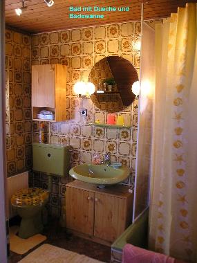 Bad mit Dusche u. Badewanne