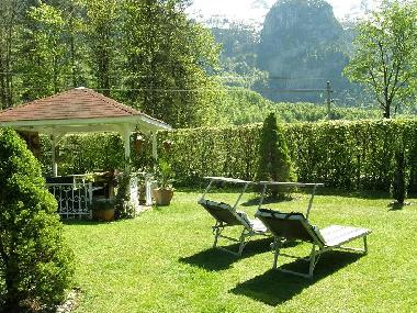 Ruhige Liegewiese mit Bergblick