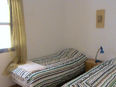 Schlafzimmer mit zwei Einzelbetten