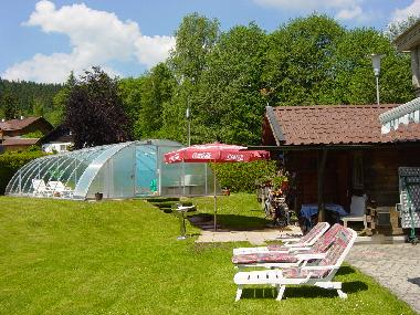 Liegewiese mit Pool und Grillplatz
