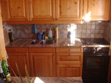 K�che mit Cerankochfeld und Steinplatte