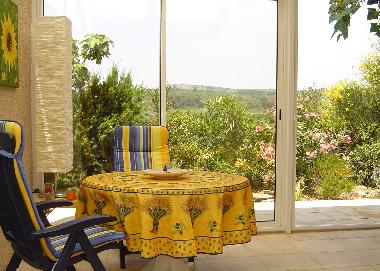 Wintergarten mit Ausblick auf Terrasse und Naturschutzgebiet 