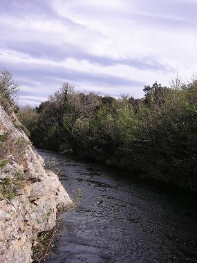 Im Fr�hjahr ist es ein Wildwasserflu�, im Sommer pl�tschert das Wasser nur langsam vor sich hin...
