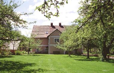 Stammhaus im Obstgarten