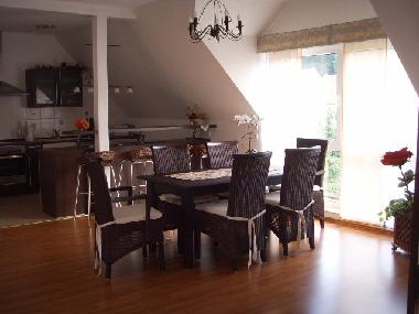 Esstisch mit Blick in den Garten