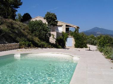 Der Blick vom Pool auf das Haus und den Mt. Ventoux