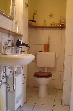 kleines Duschbad mit Haartrockner