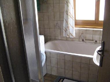 Bad und Dusche, Toilette ist separat