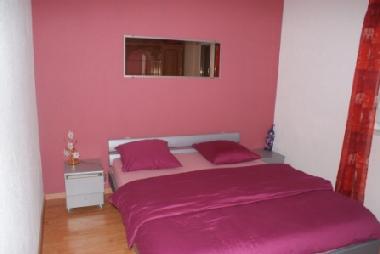 Nach schne Ausflge ins Hinterland geniesst mann Bett