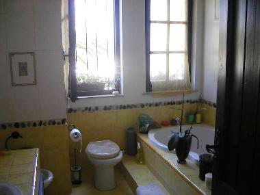 Bad mit Wanne und Dusche