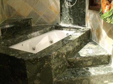 Badezimmer mit Whirlwanne