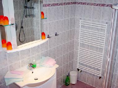 Bad mit Runddusche und Waschplatz, WC und F�n 