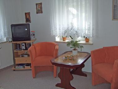 Wohnzimmer mit bequemer Doppelbettcouch