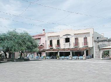 Die Ferienwohnung befindet sich in diesem Haus oben rechts