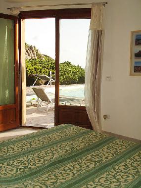 Schlafzimmer mit Ausgang zum Pool