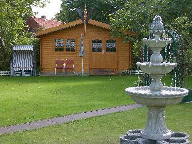 Ein Spieleblockhaus mit Strandkorb ldt zum Spielen und Ruhe ein