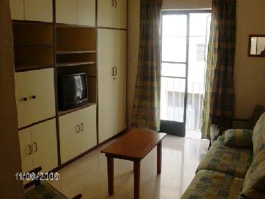 Wohnzimmer mit Fernsehr und Doppel Sofabett