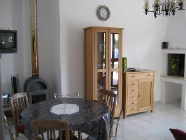 Wohnzimmer mit Ofen und offenem Kamin