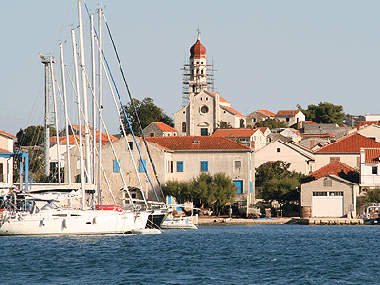 Betina Kirche + ein kleiner Teil der Marina 
