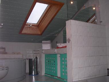 Badezimmer mit Eckbadewanne,Dusche,Zweier-Waschbecken und WC