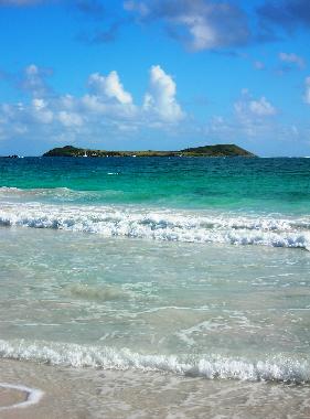 Blick auf die kleine Insel Pinel vom Hotelstrand