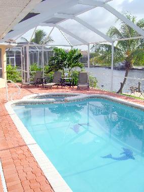 Herrliche Poollandschaft mit Sonnenliegen