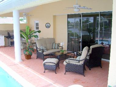 Gemuetliche Sitzlandschaft am Pool
