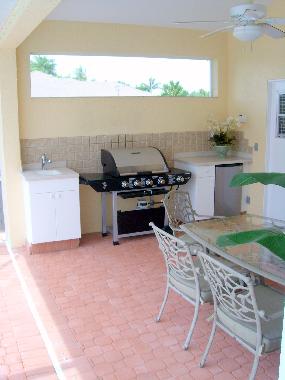 Aussenkueche mit Gasgrill und Essplatz