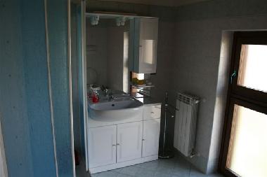 Badezimmer mit Dusche und WC/Bidet