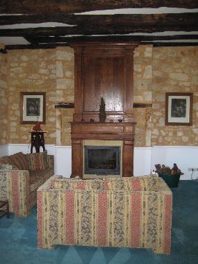 Der Kamin sorgt in der Uebergangszeit fuer wohlige Waerme