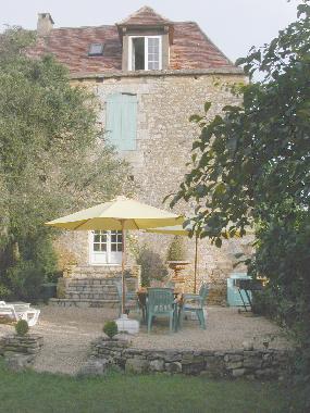 Haupthaus mit hinterer Terrasse, mit grossem Terracotta Landhaustisch