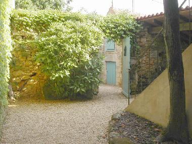 Der kleine Innenhof von dem Kuecheneingang aus gesehen