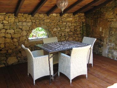 Kleine Terrasse im Innenhof, hier kann man abends bei einem Glas Wein den Tag  Revue passieren lasse