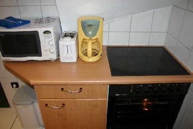 Küche: Herd und Mikrowelle, Toaster und Kaffeemaschine