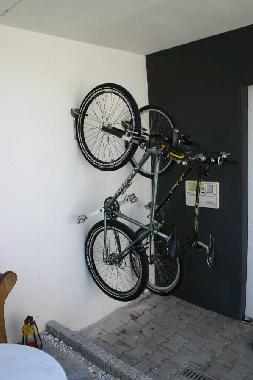 Fahrradständer vor der Tür: Fahrräder gehören nicht zum Angebot der Wohnung und müssen selbst m